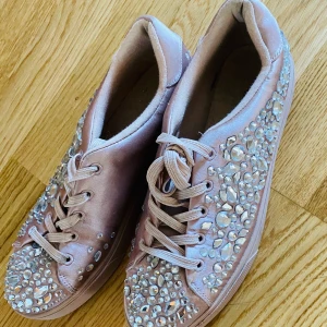 Aldo swarosvski skor  - Aldo swarovski skor storlek 39