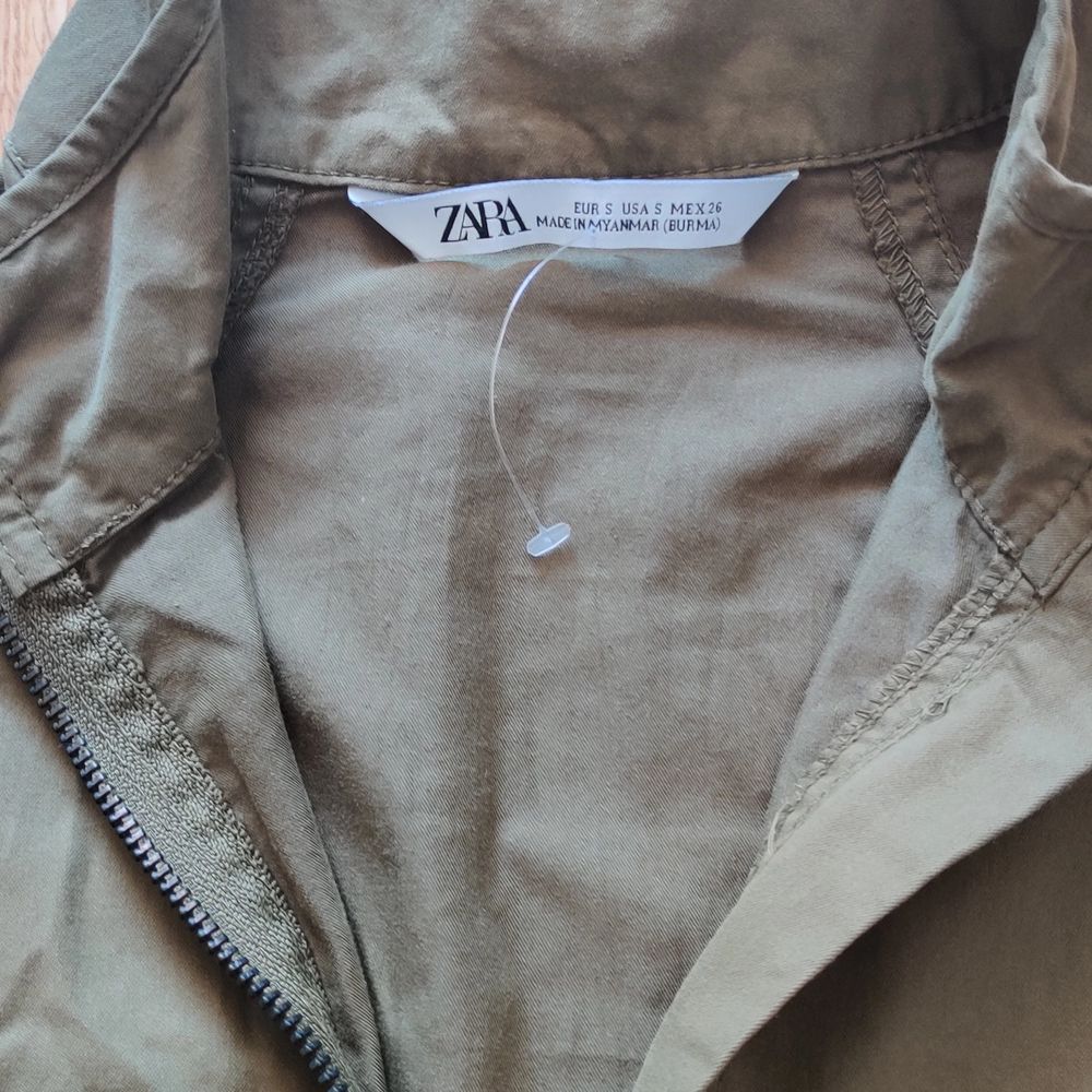 As cool pullover ifrån Zara. Passar jättebra till sena kvällar ute såhär på sommaren. Storlek S, men är lite oversized skulle jag vilja säga. Använd bara en gång, så i helt nytt skick! Färgen är militärgrön. Fraktar gärna, frakten ligger på ca 44kr. ☺️. Jackor.