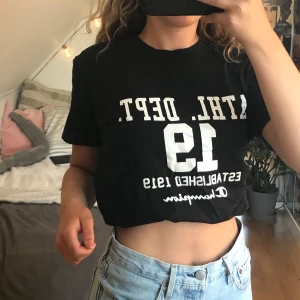 t-shirt med coolt tryck✨ - en t-shirt från Champion med tryck. strl s och i bra skick! 50kr + frakt eller mötes upp i Lund/sandby.