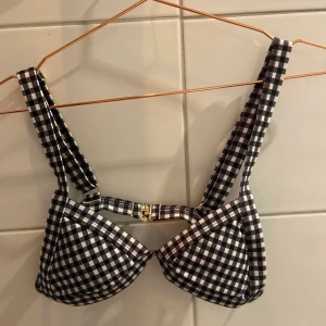 Rutig bikini topp - En jätte fin rutig bikini-topp från Zaful, det står M på den men det är defeitivt en S i storlek. Väldigt bekväm, ilägg är i och går att spänna. Köpte i sett för 220kr men säljer toppen för 50kr+frakt. Endast använd ett par ggr så som på sista bilden. 
