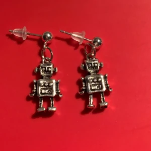 Örhänger - Ett var örhängen med robotar på. Örhängena kostar 50 och 10 i frakt. 