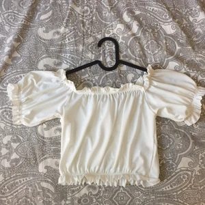 Vit topp XS - Supersöt topp från Gina i strl XS. Säljer då den inte kommer till användning för mig och är därför i väldigt bra skick! Köpare står för frakten. 💜