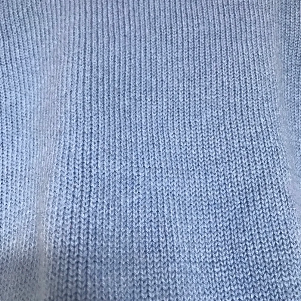 Jätte fin tröja med en härlig och trendig pastel blå färg som inte längre finns att köpa. Färgen är mest lik den andra bilden (svårt att få med på bild) tröjan passar en xs . Stickat.