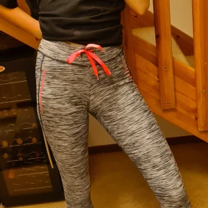 Träningsbyxor - Jätte fina träningsbyxor som har rosta detaljer och dragkedja på nedre delen vid foten samt reflexer. Aldrig användt då dem endast har legat i min garderob. Köparen står för frakten som tillkommer❤