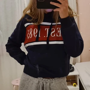 Hoodie - En jätte fin cropad hoodie som är endast använd 2-3 gånger. Jätte mysigt och mjukt material inuti samt tryck på framsidan av tröjan och luva❤den som gillar att mysa och speciellt hemma skulle jag verkligen rekommendera till att köpa denna😍