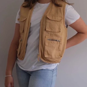Cool väst - Skitsnygg fishermansvest! Fin beige färg! För att köpa eller fynda mer gå in på @rocketresell_se!🚀🚀🚀