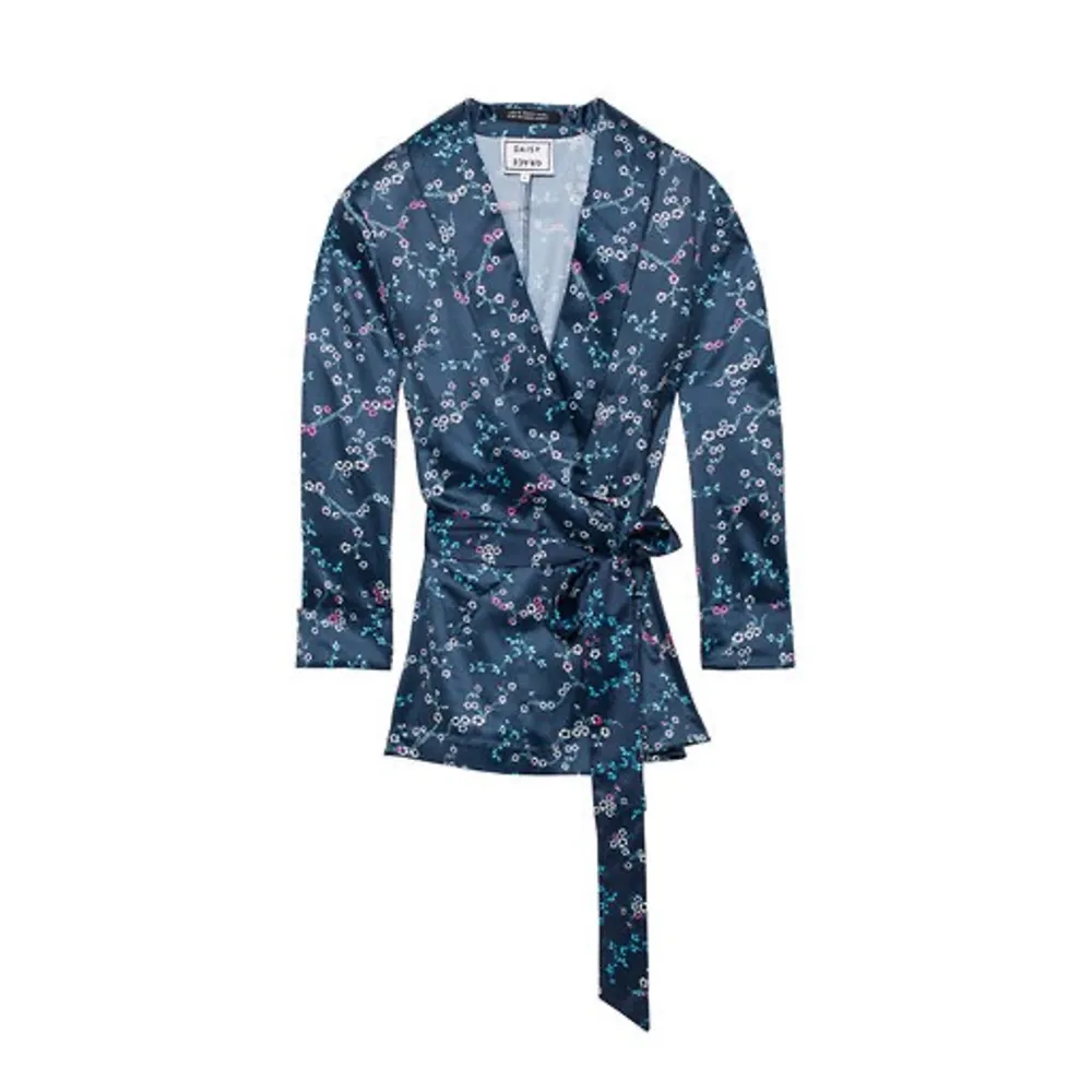  Kimono Blazer i lätt material med axelvaddar och en härlig silhuette med byxan Kimono Walk. 1600kr nypris storlek S. Kostymer.