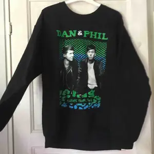 Dan & Phil Europe tour 2016 sweater Säljer eftersom den är för stor, inga fel på den.  Originalpris 600, säljpris kan diskuteras  Köparen betalar frakt