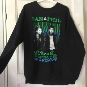  - Dan & Phil Europe tour 2016 sweater Säljer eftersom den är för stor, inga fel på den.  Originalpris 600, säljpris kan diskuteras  Köparen betalar frakt