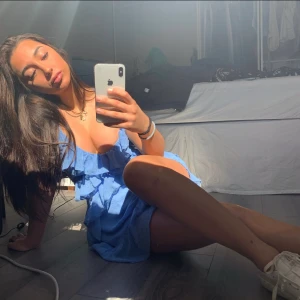 Klänning - Helt ny klänning, endast testad. Nypris runt 3000kr kom med ditt egna prisförslag. 