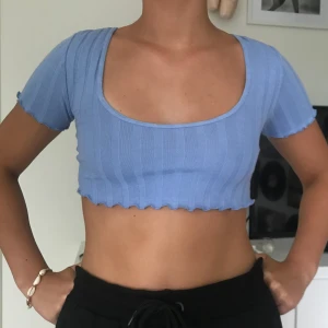 Topp från Zara - Köpte denna söta toppen men tyckte den var alldeles för kort där framme för min smak så tänkte sälja den! Buda gärna <333
