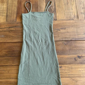 Bodycon dress från Hm - Jätte snygg grön bodycon klänning från hm, aldrig använd och är i fint skick, klänningen är grönare irl!