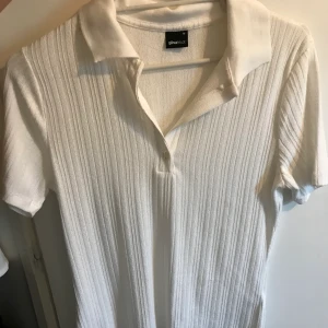 En piké i väldigt skönt material  - Oanvänd tröja i storlek medium