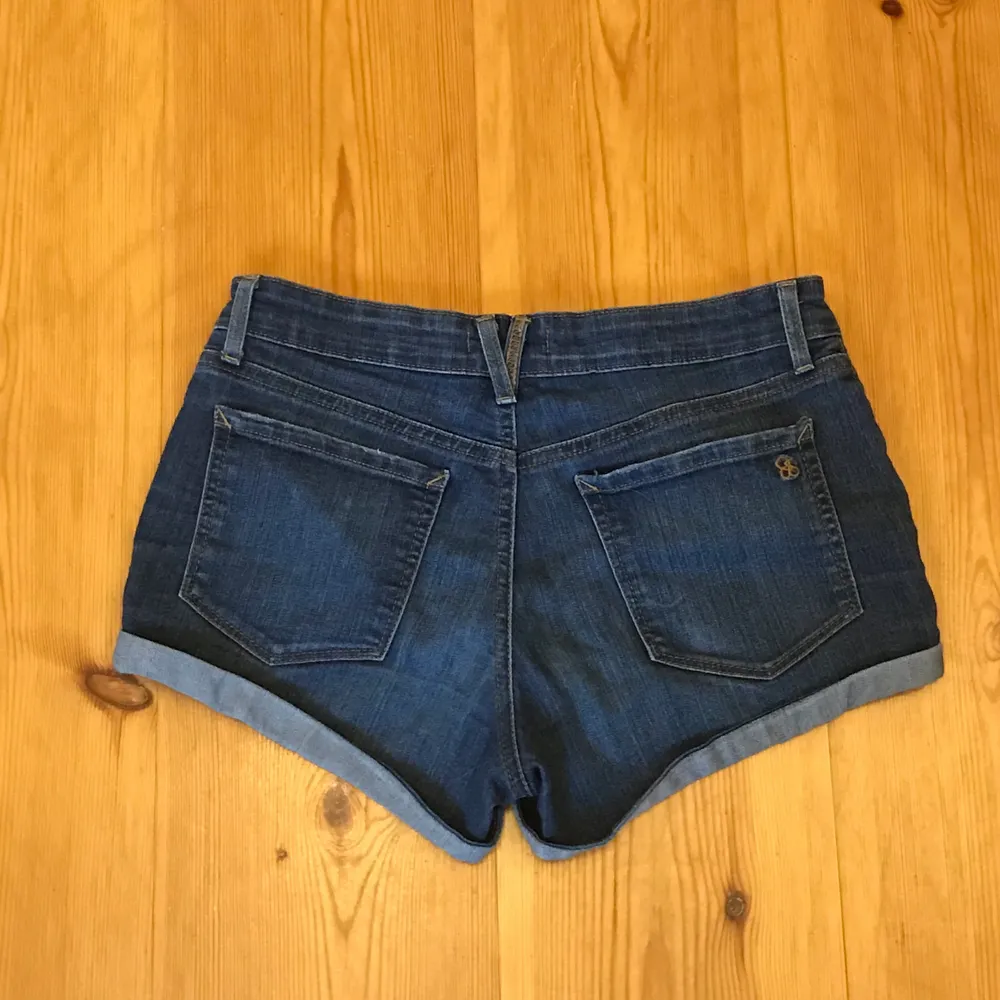 jeanshorts från Jessica Simpson, köpa i new york. Säljer för att de tyvärr är för små för mig nu. Storlek 27 jeansstorlek. Frakt ingår i priset!!. Shorts.
