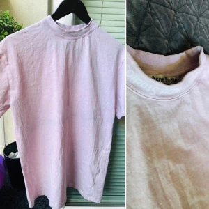 Acne T shirt - Säljer Acne t shirt. Använd 10 gånger. Jättefin ny skick. Nypris 2200. Rosa med vit text. Hör av dig om du har några frågor :) Är väldigt Oversized