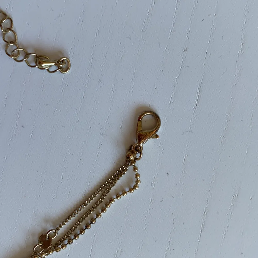 Ett guldigt halsband, finns lite slitage (kolla andra bilden) . Accessoarer.