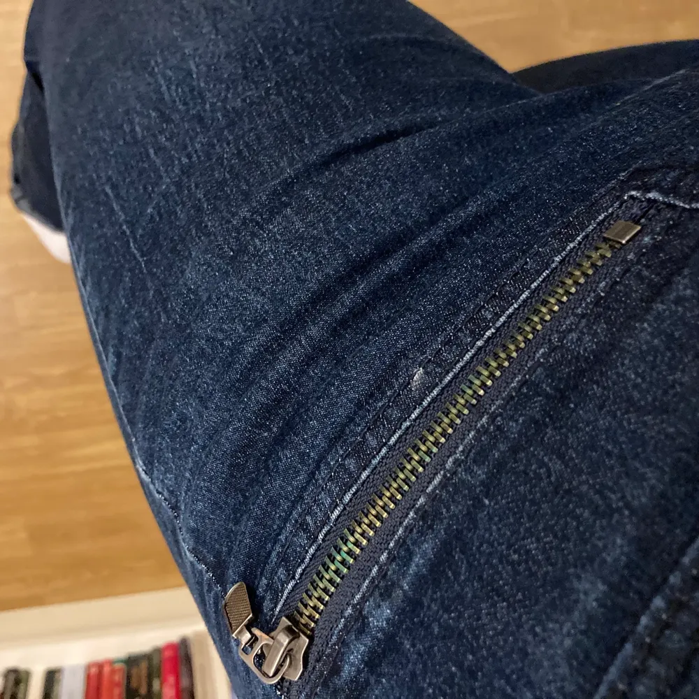 Mörka, snyggt slitna jeans 🔥 ganska fint skick, men som sagt lite snyggt slitna i färgen på vissa ställen (se bild 3) ⭐️ Sitter åt i midjan men lösare i benen! ✨ Jag e 154 cm så byxorna är uppvikta på bilderna 😅 Köparen står för frakt, PM:a vid frågor!. Jeans & Byxor.
