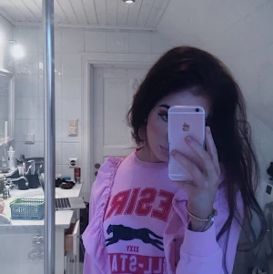 Junkyard tröja - Junkyards egna märke, ball rosa tröja med en annorlunda stil, aldrig kommit till användning då rosa inte är en favorit färg i gaderoben🤫går lite längre ner än vad det syns på bilden💘💘