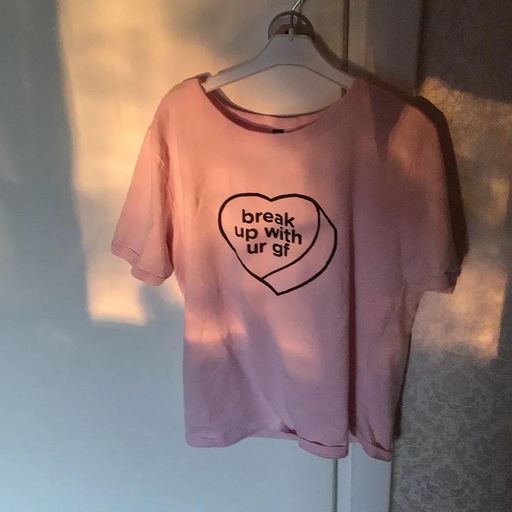 Helt ny Ariana grande tröja provad en gång, säljes pågrund av gaderobrensning. 75kr + frakt, kan också bytas mot andra kläder❤️. T-shirts.