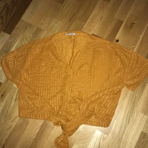 Blus från zara i strlk s med knyt fram - Orange oanvänd tröja i loose fit som knyts framtill från zara