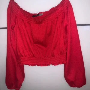 Fin röd topp - Fin röd topp från H&M. Använd en gång och i fint skick. Storlek S. Priset är inkluderat frakt. Kortare modell med resår.