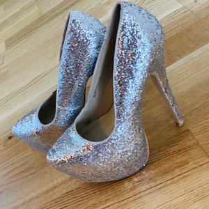 Glittriga klackskor - Glittriga klackskor Nelly storlek 39