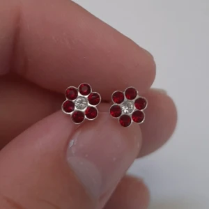 Örhängen med röda blommor - Söta örhängen. Frakt 11 kr. Se min profil för fler smycken. 