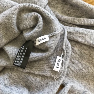 Kashmir-set - Ett superfint set med mössa och halsduk i 100% kashmir från filippa k. Väldigt sparsamt använt. En favorit🥺 men får tyvärr ingen användning längre pga för många mössor. Buda i kommentarerna från 300!