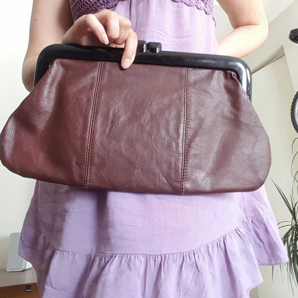 En brun handväska i fakeläder köpt på Beyond Retro i Stockholm. Aldrig använd och i gott skick. Frakt ingår ej. Kan mötas upp i Stockholm💞. Väskor.