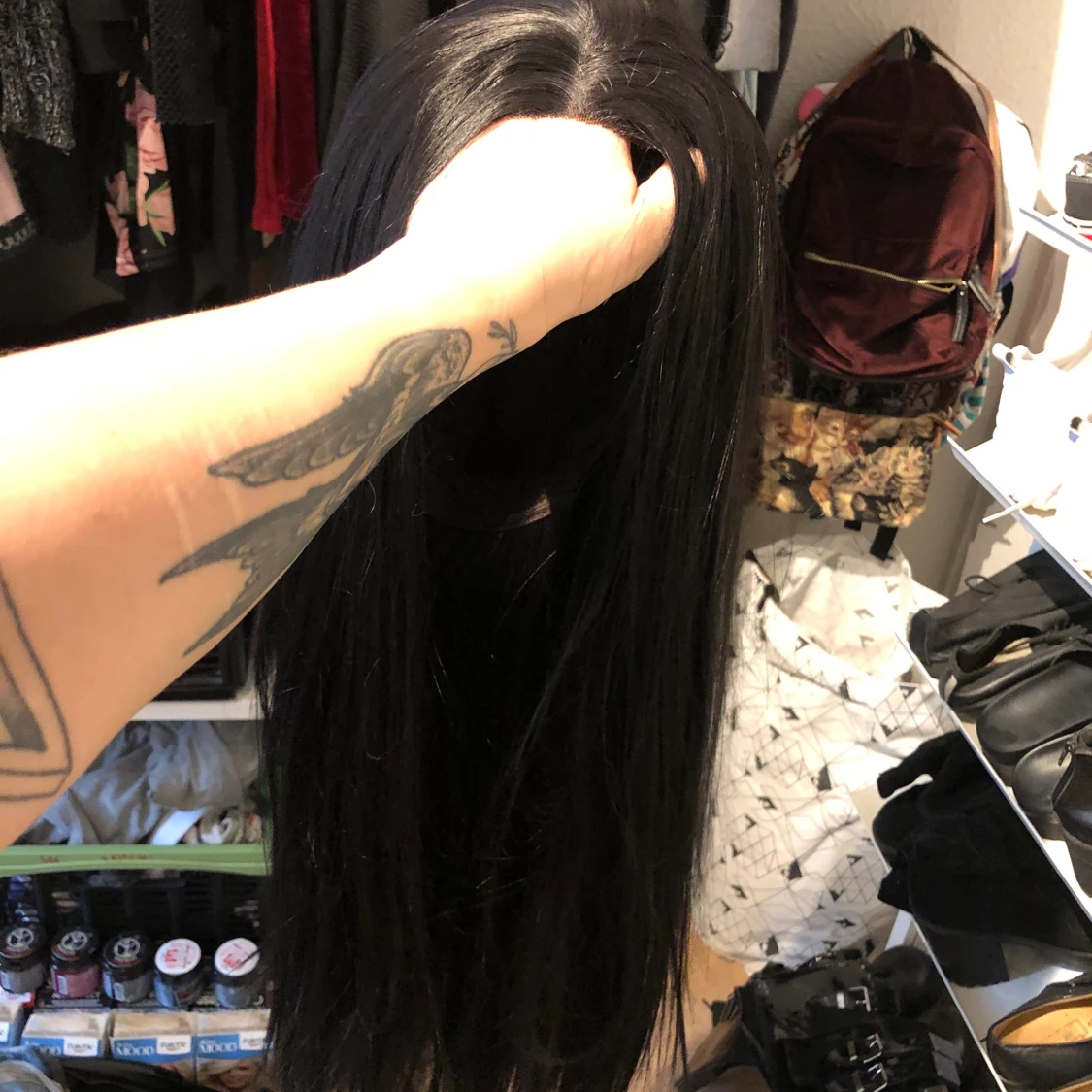 Svart syntet lacefront peruk 