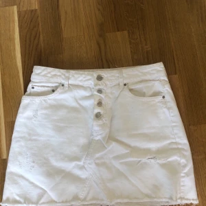 Kjol med slitningar  - Köparen står för frakten 