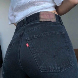 Levi's 501 - Trendiga vitage Levi's 501! Köpta här på plick och säljer då de tyvärr inte passar (bilderna är från förra säljaren). De är lite slitna på insida lår men det syns knappt, därav priset🤩 Lappen med storlek är borta men de är ca 31-32 i midjan