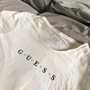 Guess t-shirt - T-shirt från Guess i använt skick passar XS-S