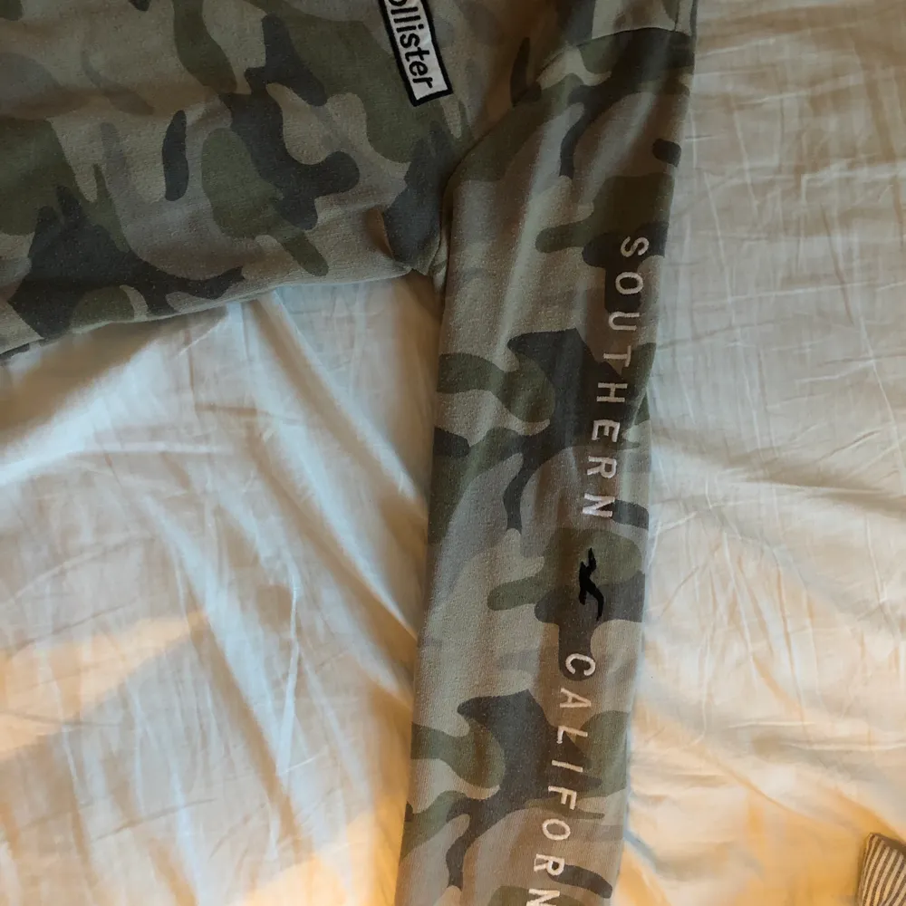 Militärfärgad hollister zip-hoodie! Super skönt material. Skriv för fler bilder/info🥰. Tröjor & Koftor.