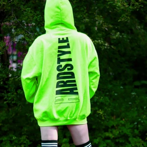 Oversize Hoodie Neon / Linegrön stl. XL - Mysig oversize neon/limegrön hoodie, stl. XL, men HARDSTYLE tryckt på ryggen.💚 Bra kvalité. Finns för avhämtning i Malmö, alt kan skickas (mot att köparen betalar frakten; 66 kr spårbart). Betalning via swish. 