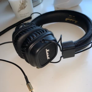 Marshall - Bluetooth hörlurar med tillkommande sladd och laddar sladd. (Original laddaren är borta men laddaren som följer med fungerar såklart!) saknar tyvärr lådan den kom i. Köparen står för frakten men kan även mötas i Stockholmsområdet :)