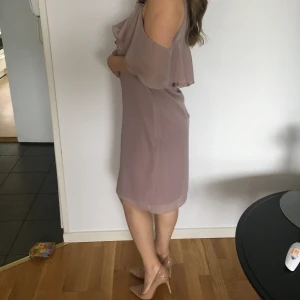 Klänning M - Jättefin dustypink/lila klänning, som min mamma har sytt. Använt bara 1 gång på dopning. Storlek -38, materialen strechar inte. Jag är 160 cm.