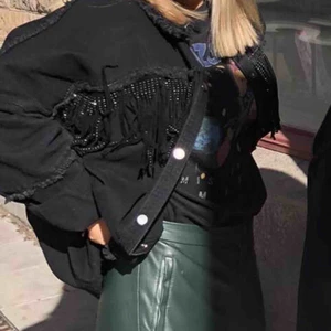  - Svart jeansjacka med fransar från zara!