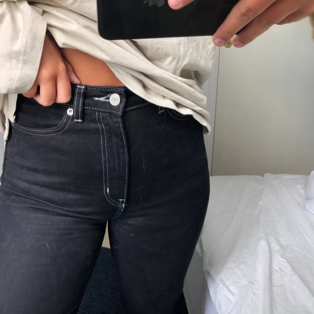 Svarta jeans från weekday i den populära modellen ”Row”. Byxorna har vita kontrastsömmar. De är i väldigt bra skick! Jag är 168 lång. . Jeans & Byxor.