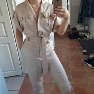 Beige byxdress  - Beige byxdress i storlek 38 från H&M men passar mig som är storlek 36 med