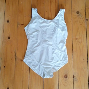 Vit baddräkt - Vit baddräkt med djup rygg och brazilian