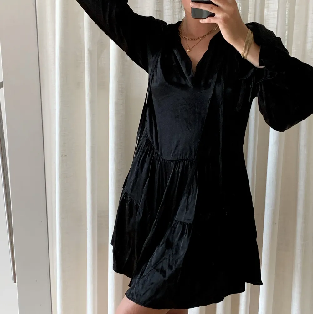 Superfin svart silkesklännig från H&M! Stl XS men passar mig som är en S! Klänningen är aldrig använd och alltså i nyskick!. Klänningar.