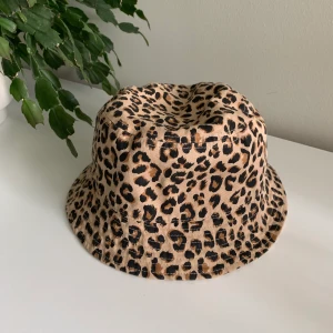 bucket hat - snygg bucket hat i leopard mönster! använd fåtal gånger, köparen står för frakten🦋💕