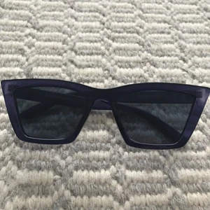 Mörkblåa solglasögon - Från Gina trickot. Möts upp i stockholm.