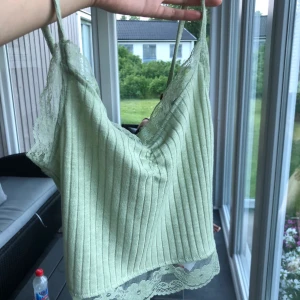 ljusgrön topp med spetsdetaljer - En jättegullig topp från newyorker som jag råkat fått två av i present, lappen sitter kvar så den e helt oanvänd. Passar mig som har strl xs/s 🥰 ( högsta budet ligger på 120kr inkl frakt ) 