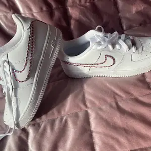 Custom made Nike air forces i storlek 37,5. De är oanvända och gjorda av högkvalitativa verktyg och material som håller och de glimrar fint i solen💖💖 Dessa klassiska skor med en lyxig touch kan puffa upp alla möjliga outfits och är ett måste i garderoben!