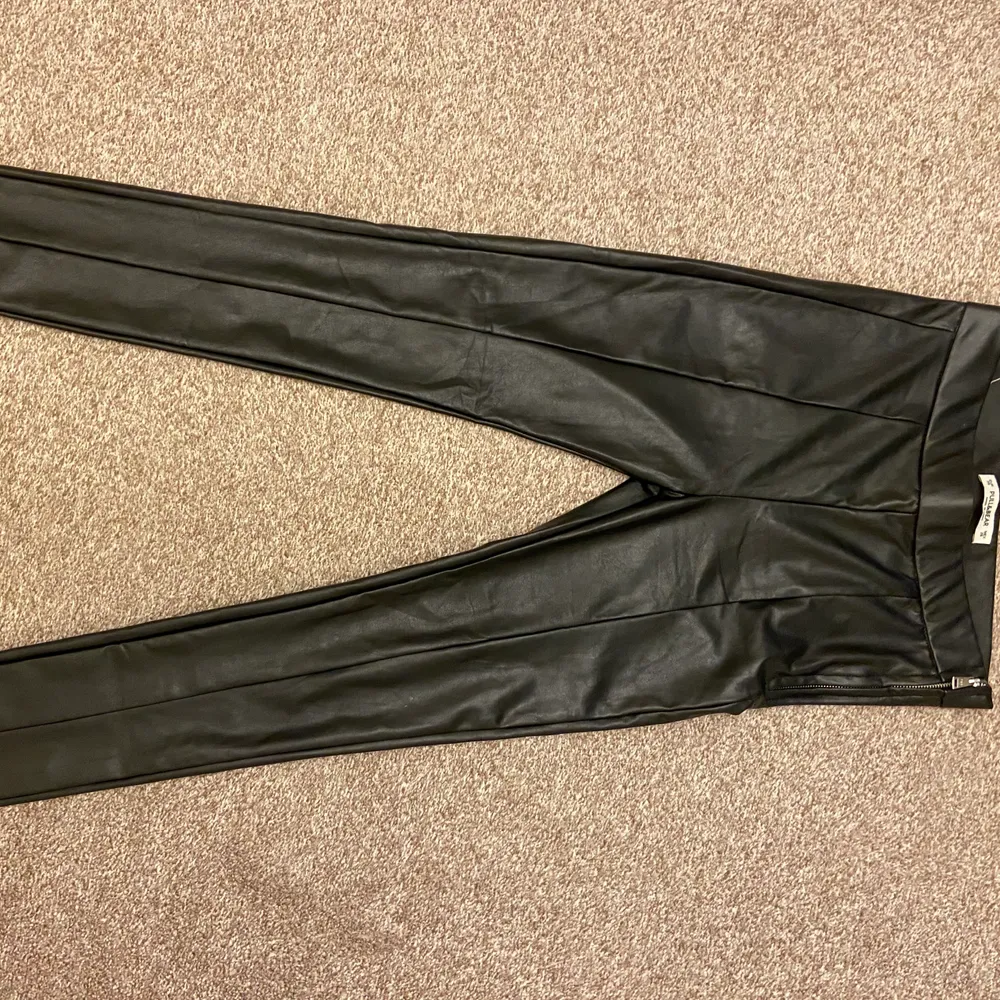 Coola byxor i svart fake-läder🤩 Storlek XS, är jättefina till en lite större stickad tröja!. Jeans & Byxor.
