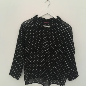 Skir skjorta - Svart med vita prickar, genomskinligt tyg