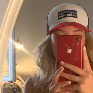 Patagonia keps  - Säljer denna jättesnygga och trendiga patagonia keps! Perfekt nu till sommaren. Den är knapptast använd (runt 3-5 ggr). Kom privat för frågor eller intresse! Kan mötas upp i Stockholms innerstad och Bromma, Annars tillkommer frakt. (50kr)