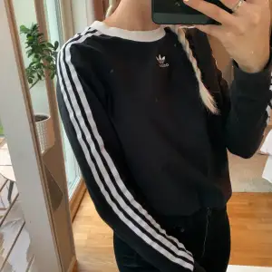 Säljer nu min sköna adidaströja då den inte används längre! Använd men bra skick. Superskön verkligen!🖤 storleken passar XS-S skulle jag säga! Säljer för 200 (+frakt) men priset går att diskutera!💫 